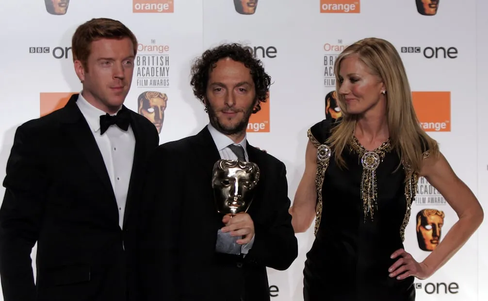 Emmanuel Lubezki (centro) sostiene el premio a la mejor fotografía junto a Damien Lewis (izquierda) y Joely Richardson (derecha) durante la ceremonia de los premios de la Academia Británica (BAFTA) en la Royal Opera House de Londres, el domingo 11 de febrero de 2007. La Academia Británica de las Artes Cinematográficas y de la Televisión celebra su 60.º aniversario, tras haber entregado su primer galardón por logros cinematográficos en 1947.
Foto AP/Matt Dunham.