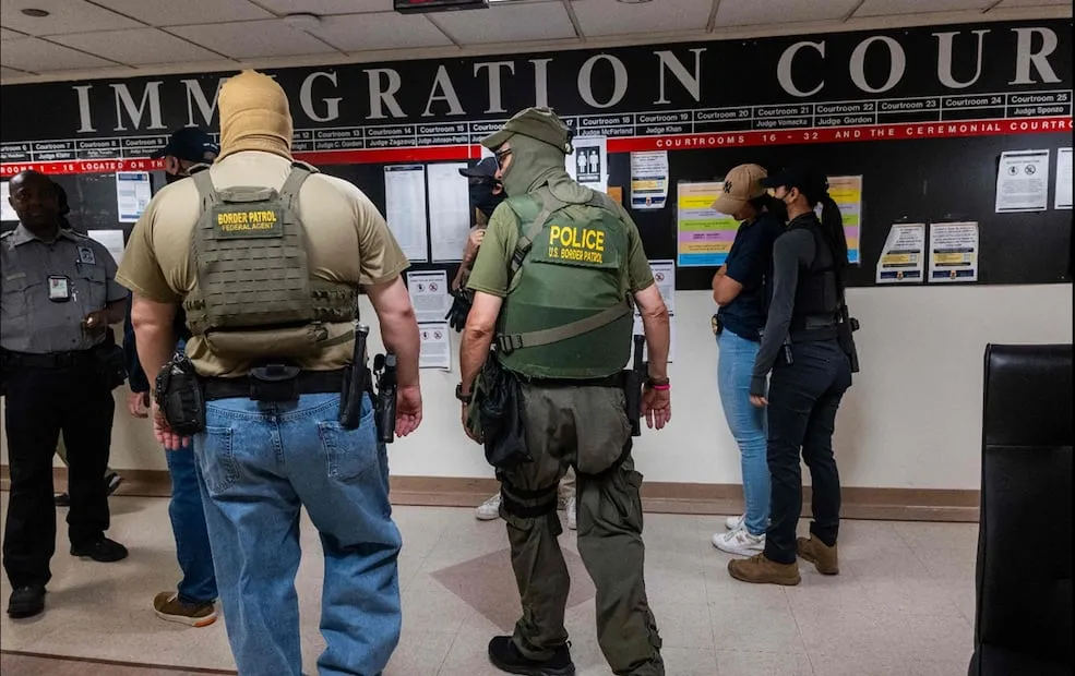 El zar de la frontera, Tom Homan, anunció que inundará las ciudades santuario para migrantes, incluyendo Nueva York, con agentes del Servicio de Inmigración y Control de Aduanas (ICE). Foto: AFP