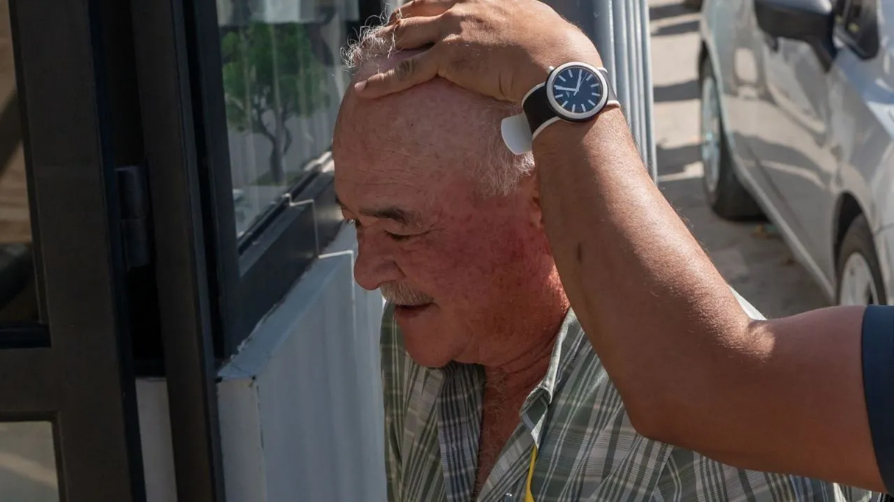 "No me olviden", dice el exgobernador Ernesto Ruffo a su salida de la FGR en Tijuana para su primera audiencia