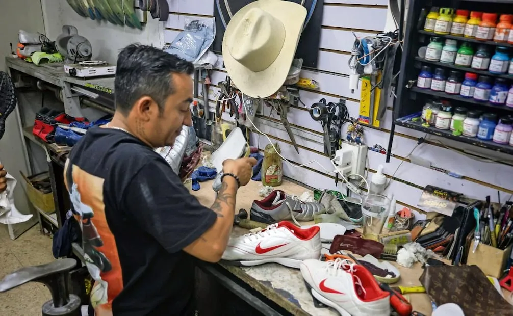 No sólo repara calzado; tunea tenis. Foto: Luis Camacho
