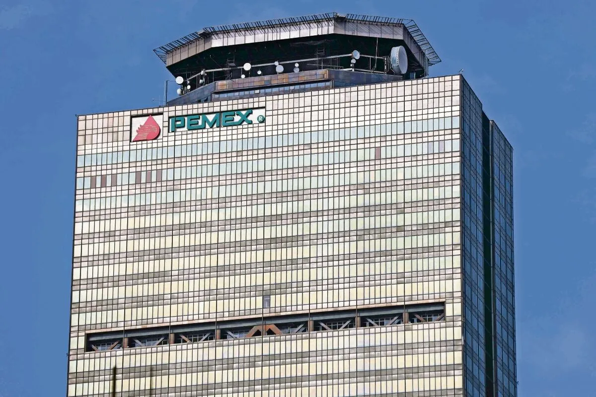 Pemex le resta un escalón a la calificación de México: Fitch; advierte riesgos por bajo crecimiento del país y presión fiscal