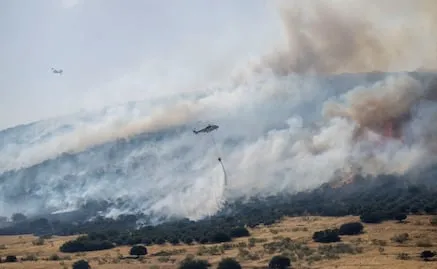 Por incendios forestales en España, evacúan a 3 mil 500 personas de pueblo cercano a Madrid; "fuego arde sin control"