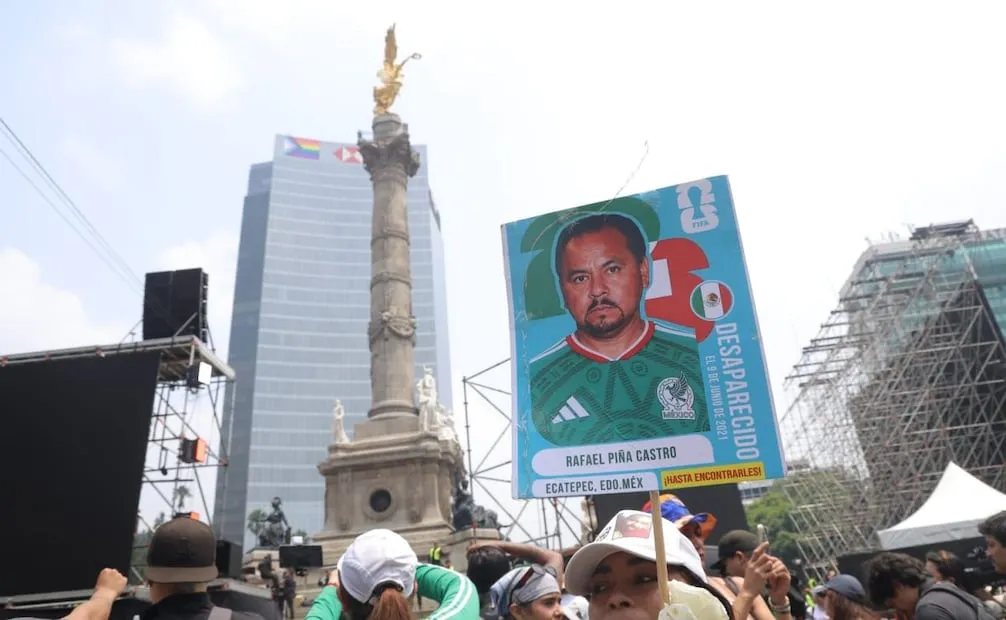 A unas horas del partido de México contra Inglaterra, Colectivos de familias buscadoras marcharon desde la Estela de Luz hasta la Glorieta de los Desaparecidos (05/07/2026). Foto: Gabriel Pano/ EL UNIVERSAL
