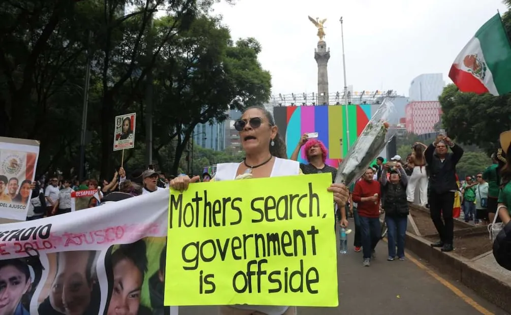 A unas horas del partido de México contra Inglaterra, Colectivos de familias buscadoras marcharon desde la Estela de Luz hasta la Glorieta de los Desaparecidos (05/07/2026). Foto: Gabriel Pano/ EL UNIVERSAL
