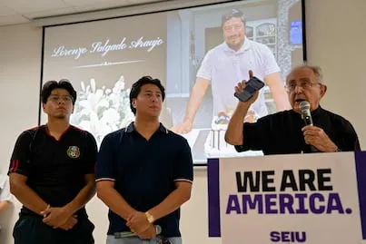 Protestan en Texas por muerte del mexicano Lorenzo Salgado a manos del ICE; le cantan "Amor eterno"