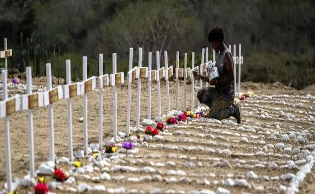 Sin nombre, en fosas comunes, así despiden a decenas de víctimas de los terremotos en Venezuela; improvisan cementerio en La Guaira