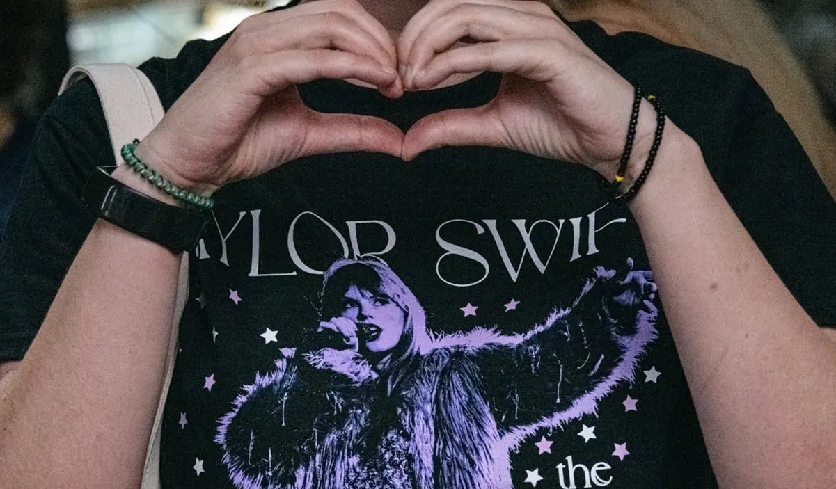 Swifties desafían el calor para seguir de cerca la boda de Taylor Swift y Travis Kelce