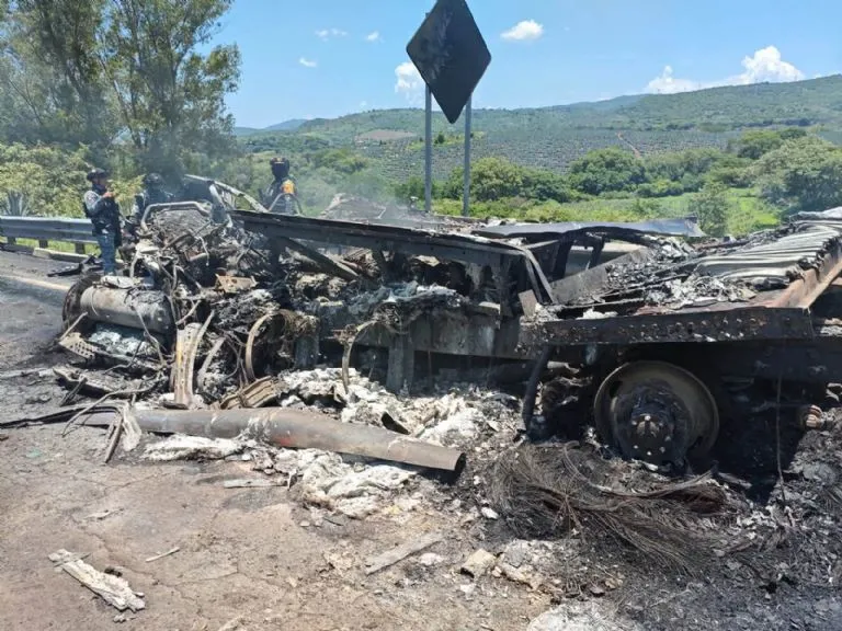 Tragedia en la Guadalajara-Tepic: carambola provoca el incendio de automóviles y mueren al menos 10 personas