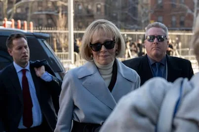 Trump paga indemnización de más de 5 mdd a la escritora Carroll por difamarla; aún le debe otros 83 millones