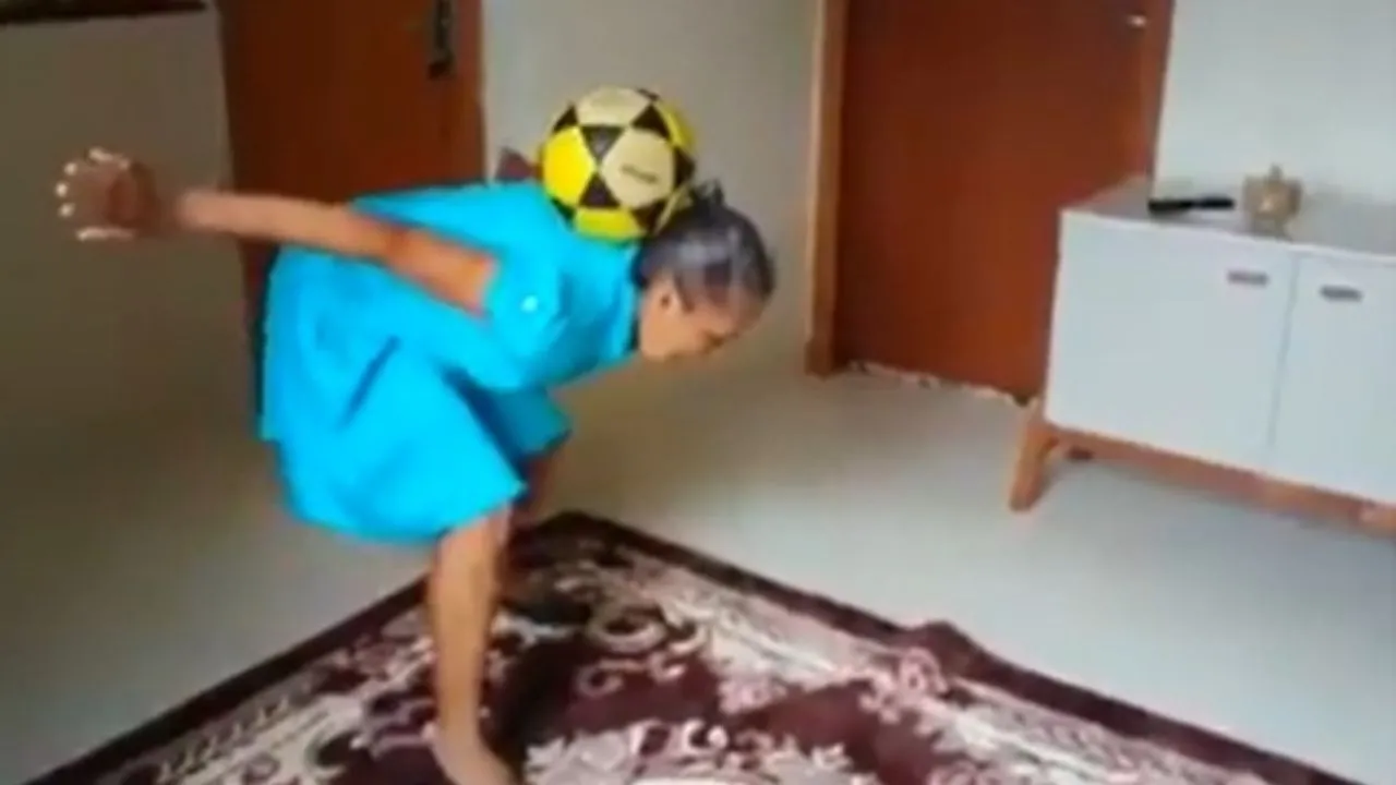 Video de señora dominando el balón se hace viral: en tono de broma se aseguró que es la mamá del mexicano Gil Mora