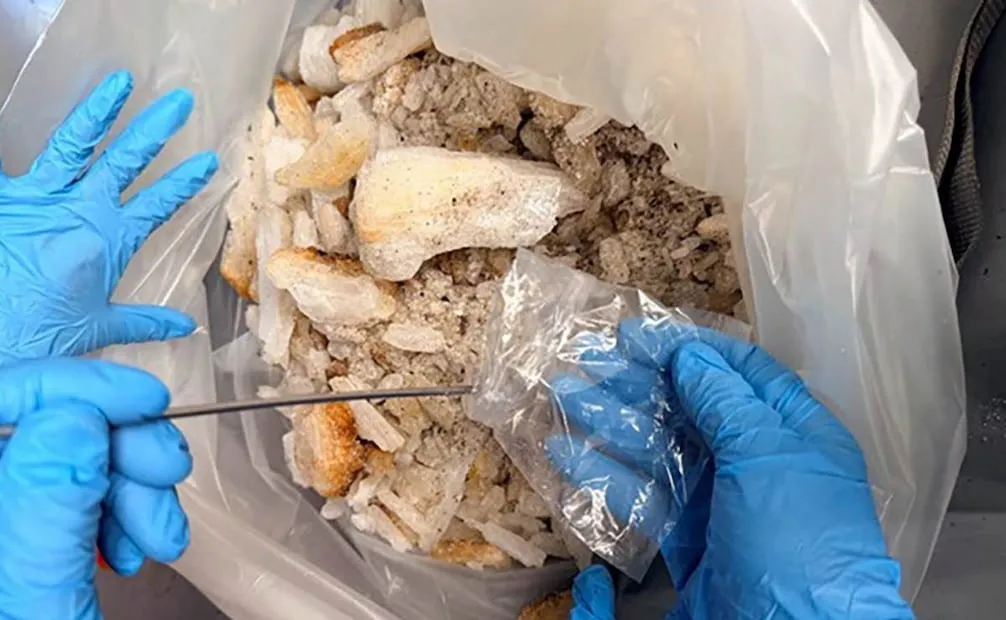 Autoridades aseguran aproximadamente 3 kilos de metanfetamina en el Aeropuerto Internacional de Toluca (30/07/2026). Foto: Especial