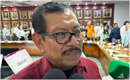 Captan a ministro de Vivienda de Colombia en la playa en plena crisis por terremoto; afirma que vio a su familia y siguió trabajando