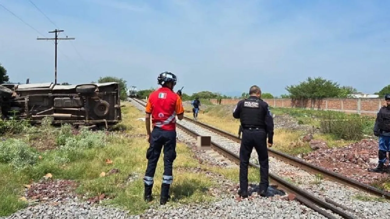 Choque entre un tren y una camioneta deja al menos dos muertos en Irapuato
