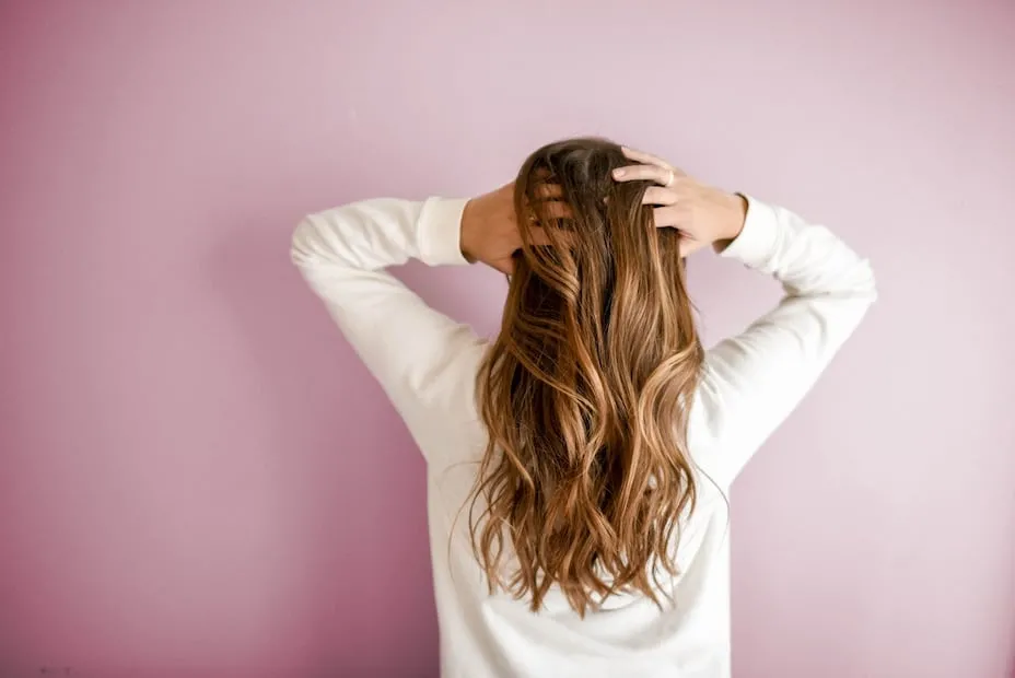 Usar un shampoo seco también facilita e peinado con tenazas. Foto: Pexels