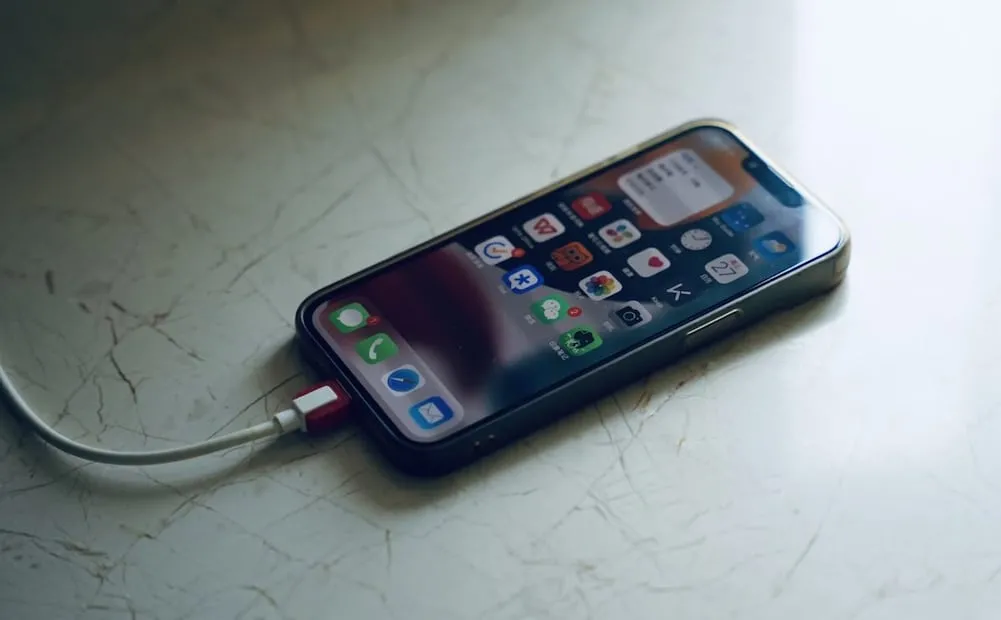 Para utilizar la carga rápida es necesario contar con accesorios originales y compatibles. Foto: Unsplash