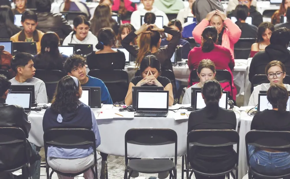 Los aspirantes usaron tabletas propiedad de la UNAM y algunas prestadas por el Inegi en el examen de control que se aplicó en el Palacio de los Deportes. Foto: Diego Simón Sánchez/ EL UNIVERSAL