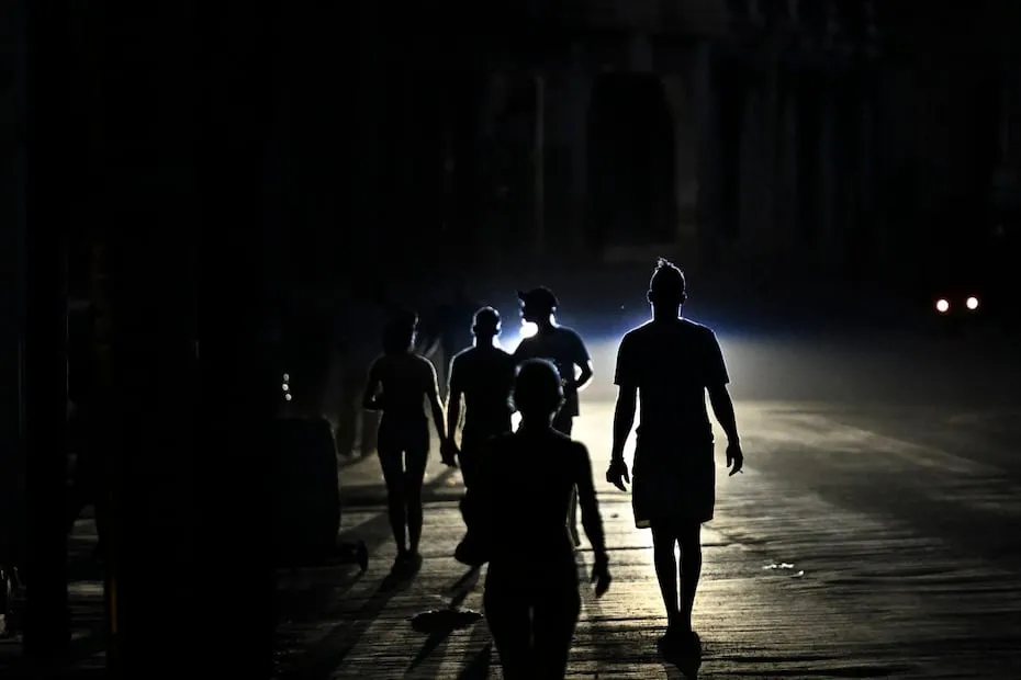 Cubanos caminan en La Habana, en medio de un apagón. FOTO: YAMIL LAGE. AFP