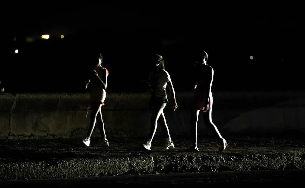 Personas caminan durante un apagón en una calle el 01 de agosto de 2026 en La Habana (Cuba). Cuba sufre una crisis energética desde mediados de 2024 por factores endógenos y exógenos, pero la situación se ha agravado de forma considerable a raíz del bloqueo petrolero a que somete EU a la isla desde enero pasado. Foto: EFE
