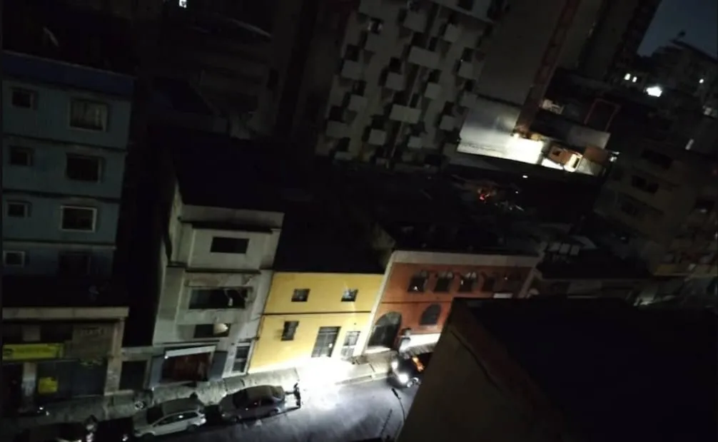Calle de La Habana permanece a oscuras durante la interrupción del suministro eléctrico que afectó al occidente de Cuba (01/08/2026). Foto: @CarlosJRojas13