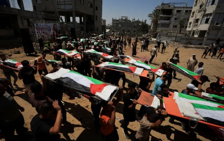 Despiden a 112 miembros de una sola familia en el funeral más grande de Gaza; entre ellos hay 44 niños y víctimas sin identificar