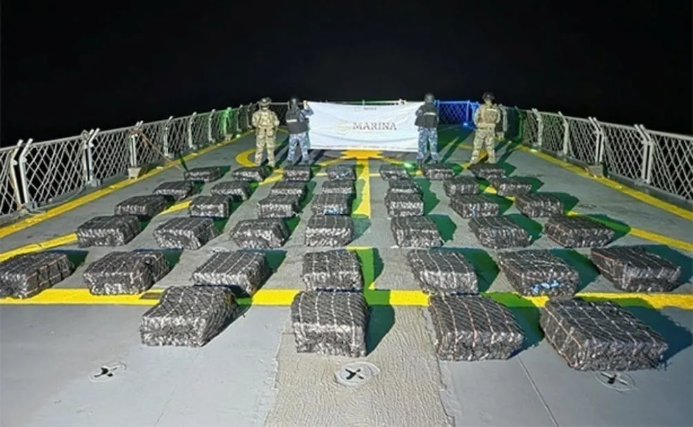 La Semar aseguró aproximadamente 1.17 toneladas de presunta cocaína durante un operativo de vigilancia marítima al sur de Acapulco (07/08/2026). Foto: @GabSeguridadMX