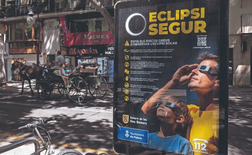 Un cartel desplegado en las calles de Palma de Mallorca da recomendaciones a la gente para que observe de forma segura el eclipse total de sol. Foto: Jaime Reina/ AFP