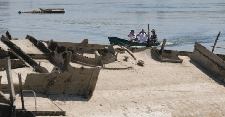 La vista de los barcos hundidos en la Segunda Guerra Mundial en el río Danubio es un recordatorio del cambio climático 