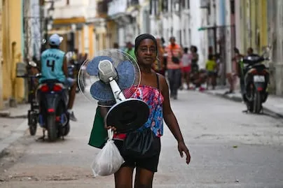 Cuba sufre otro apagón nacional en menos de 24 horas; reporta "eventos meteorológicos" 