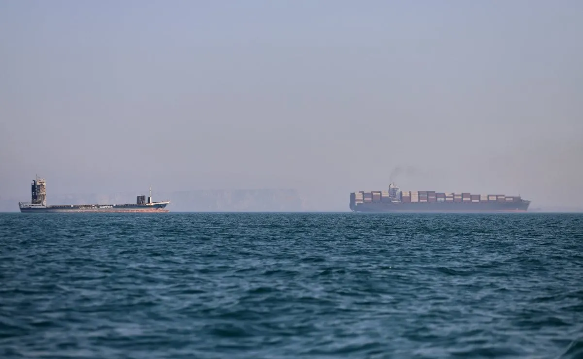 Emiratos Árabes Unidos afirma que Irán atacó un petrolero en Ormuz; reporta más de 10 buques atacados desde que inició la guerra