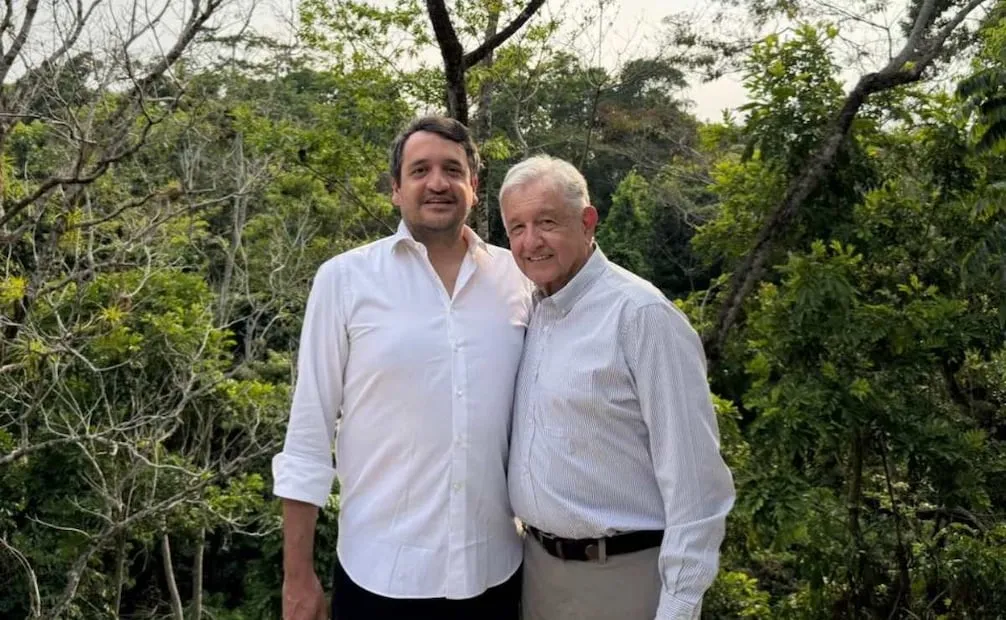 Andy López Beltrán junto a su padre, el expresidente Andrés Manuel López Obrador (02/06/2026). Foto: Especial