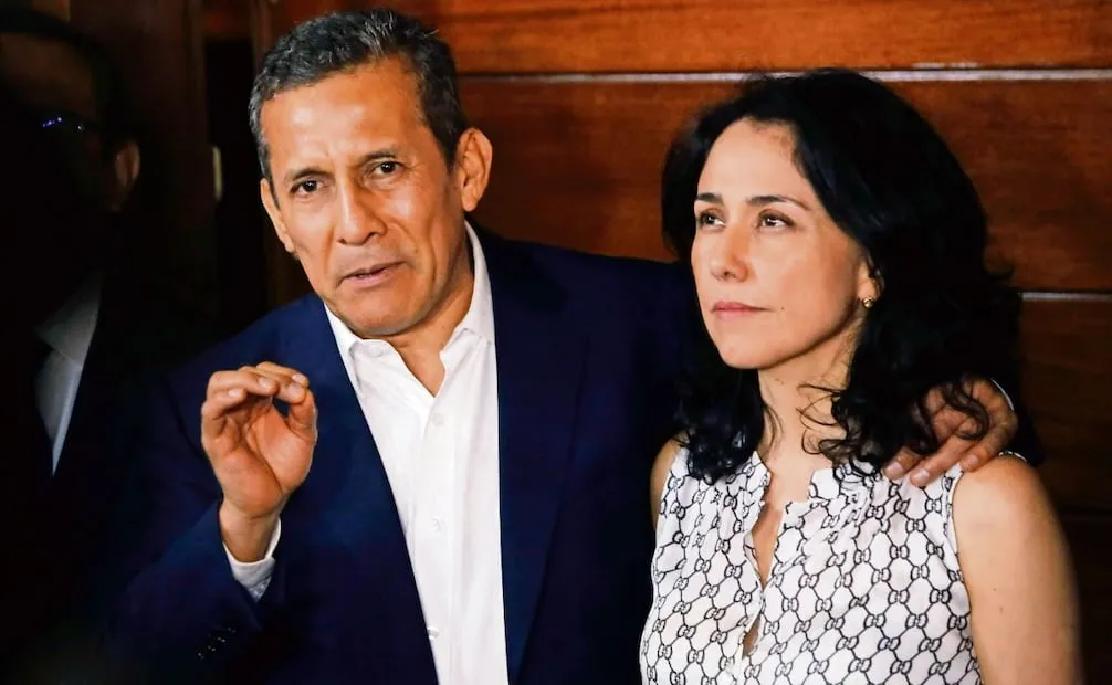 El expresidente de Perú, Ollanta Humala, está acompañado por su esposa Nadine Heredia mientras habla con los periodistas en la entrada de su casa después de ser liberados de prisión en Lima, Perú, el 30 de abril de 2018. Foto: AP