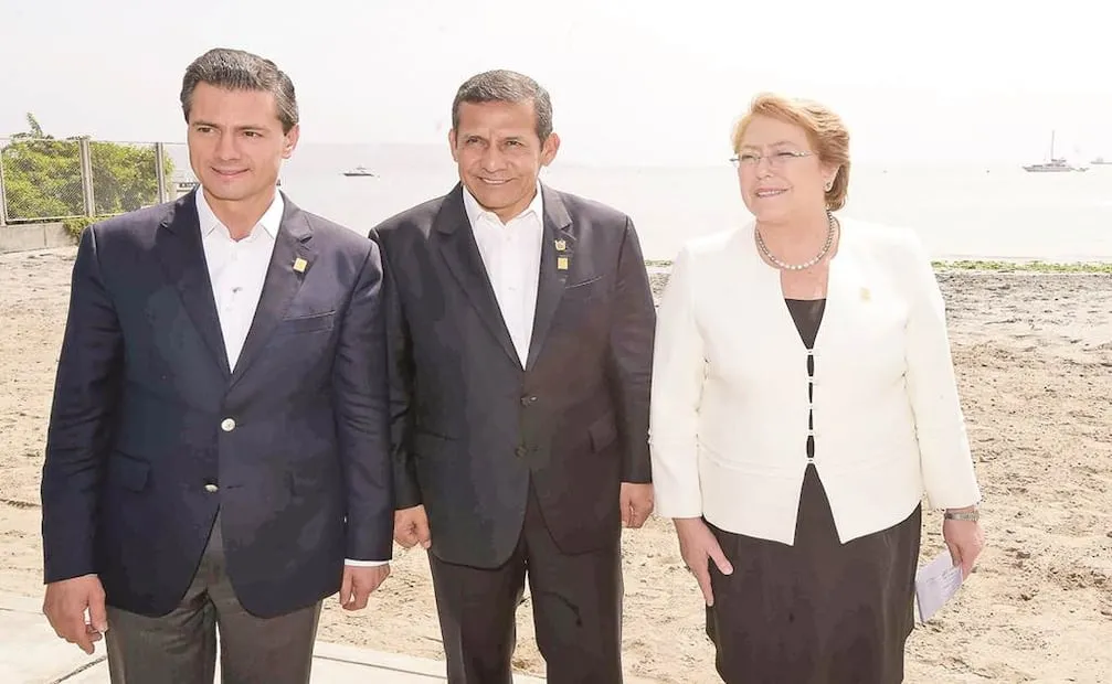 Los presidentes de México, Enrique Peña Nieto; de Perú, Ollanta Humala, y de Chile, Michelle Bachelet, pasean en una playa de la ciudad de Paracas, en el marco de la clausura de trabajos de la X Cumbre de la Alianza del Pacífico. Foto: ESPECIAL