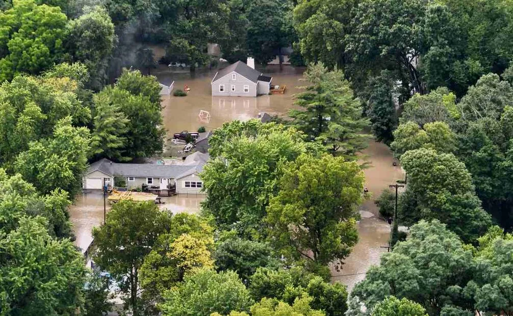 Esta fotografía aérea facilitada por el Departamento de Bomberos de Indianápolis muestra inundaciones en el norte de Indianápolis, Indiana, el sábado 15 de agosto de 2026. Foto: AP