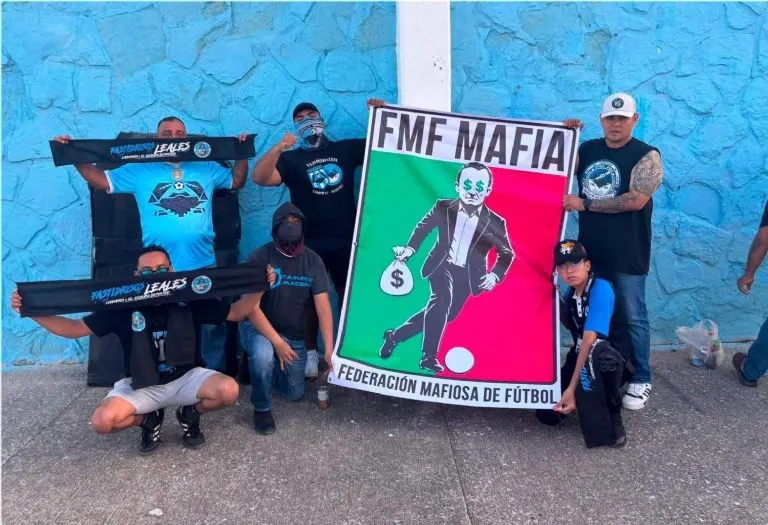 Futbolistas de Cancún FC y Atlético Morelia salen a la cancha de espaldas y tapándose la boca en protesta contra el 'no ascenso'