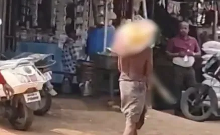 VIDEO: En India, hombre lleva los restos de su hermana al banco para demostrar su muerte; no tenía certificado de defunción