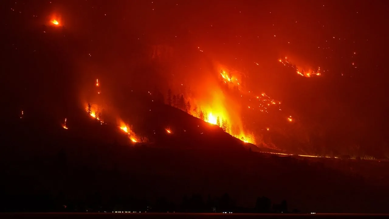 Incendios forestales en el oeste de EU y Canadá obligan a evacuaciones masivas