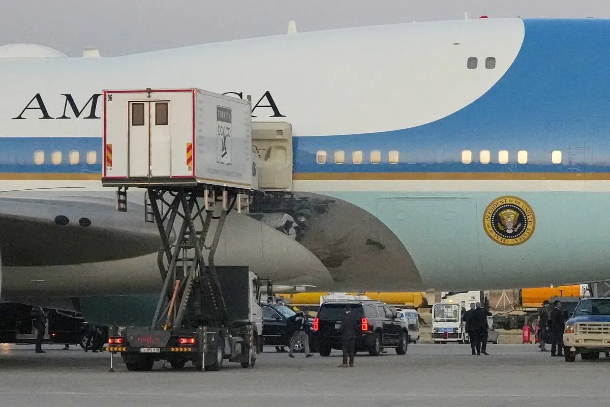 La amenaza de un misil portátil provocó que Trump cambiara de avión en Turquía, reporta CNN; corría un "riesgo enorme", según fuente