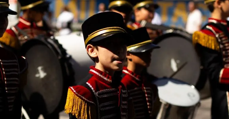 Las escuelas militarizadas reguladas mejoran la disciplina pero limitan el pensamiento crítico: estudios internacionales