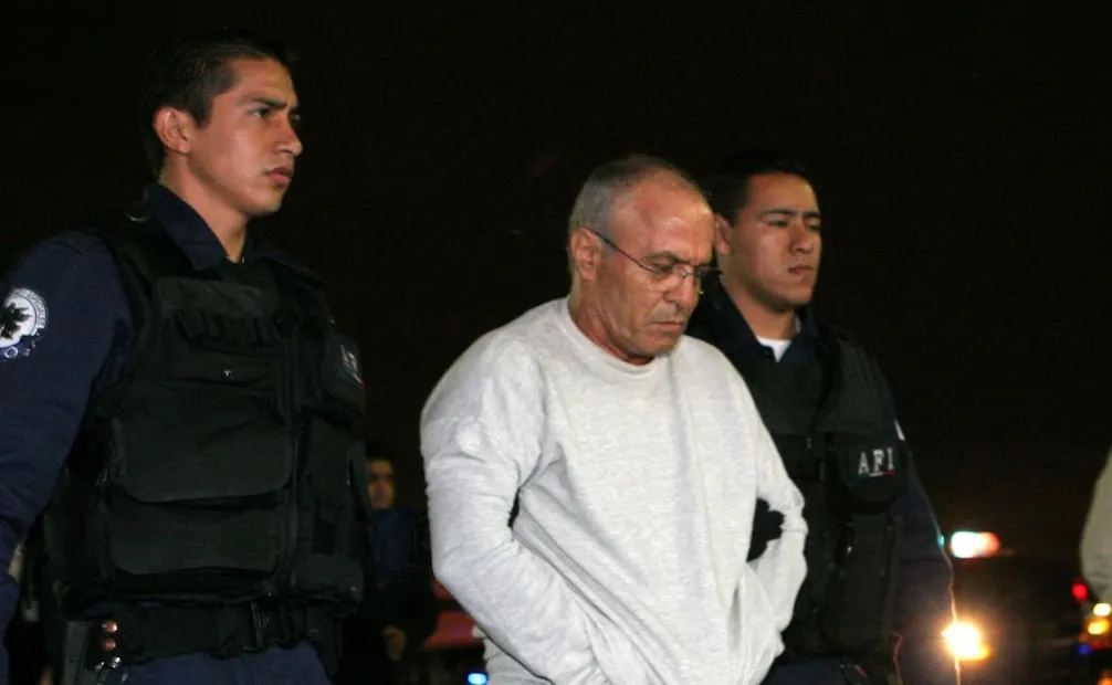 Jean Succar Kuri, en el centro, es escoltado por la policía federal en el aeropuerto de la Ciudad de México, México, el sábado 15 de julio de 2006. Foto: Especial