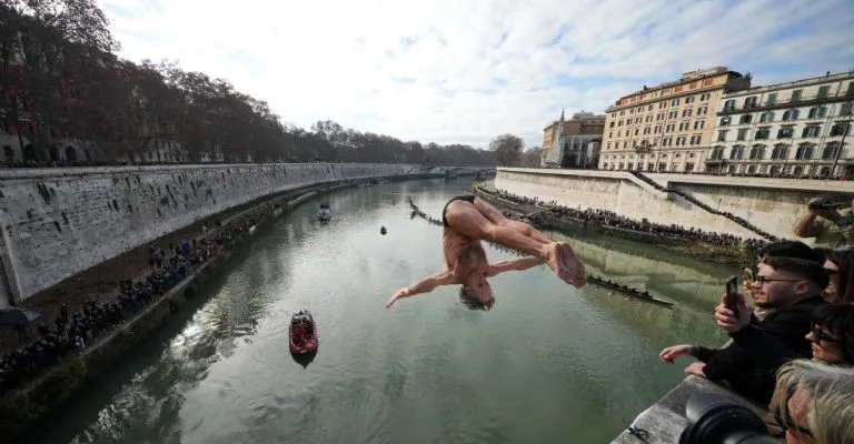 Ola de calor: la sequía saca a la luz los restos de un antiguo puente romano en el río Tíber