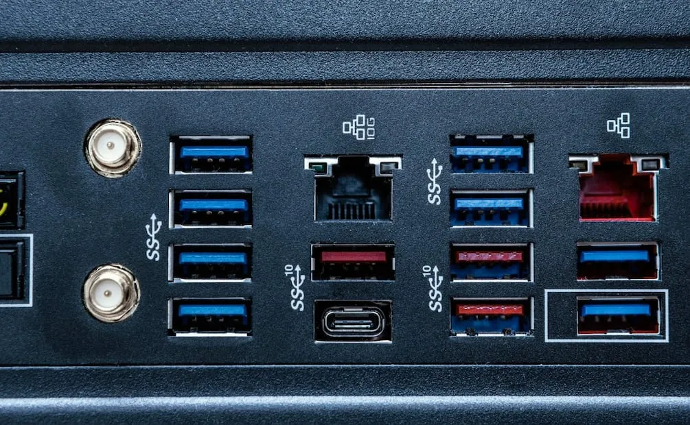 El puerto USB de las televisiones se encuentran atrás o a los costados. Foto: Magnific