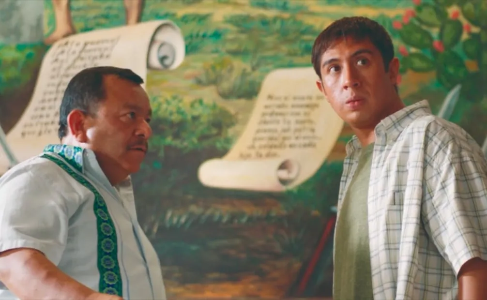 Palacios es un alcalde que encarga a un cineasta (Sosa) un filme donde los “gringos” son villanos. Foto: Cinépolis Distribución