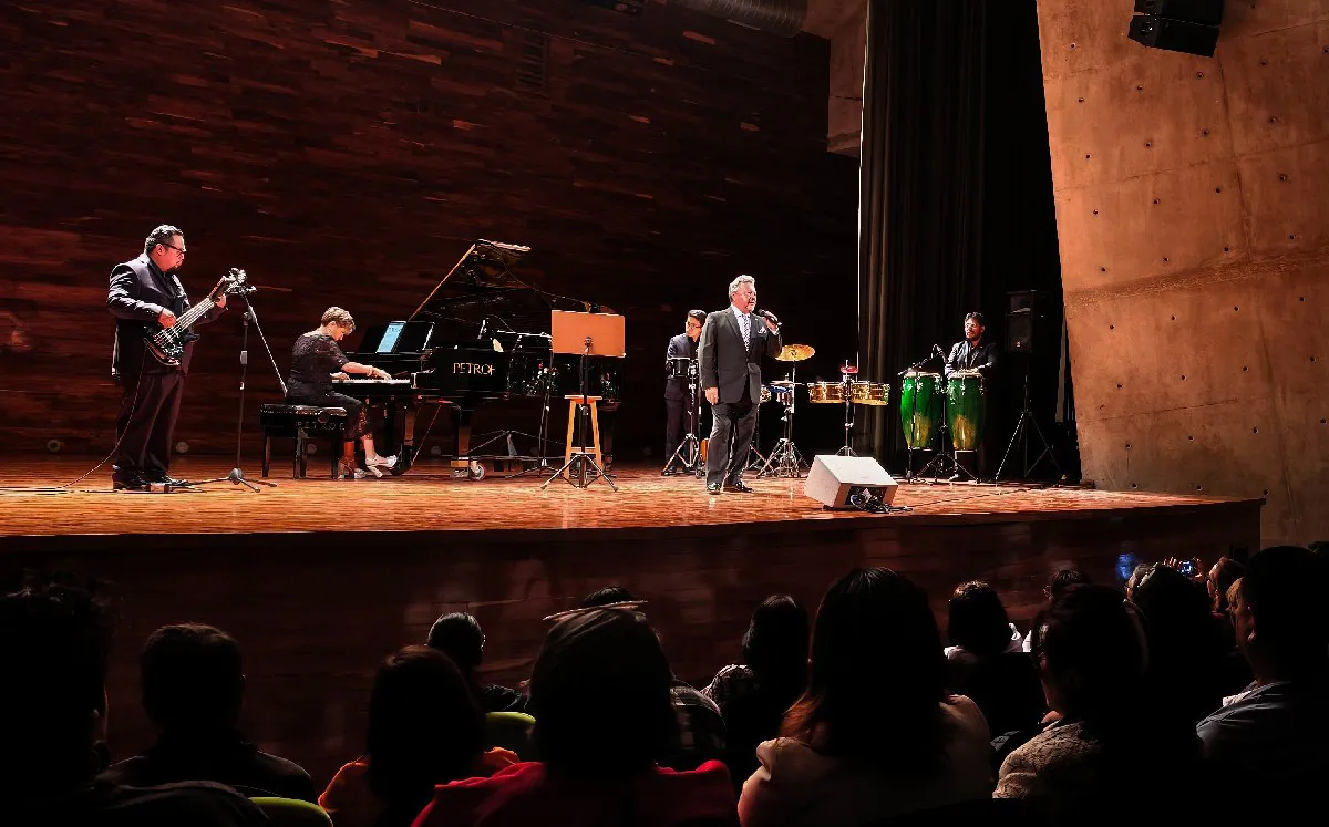 Sergio Meneses le pone “Sabor a bolero” a la Biblioteca Vasconcelos - MILENIO