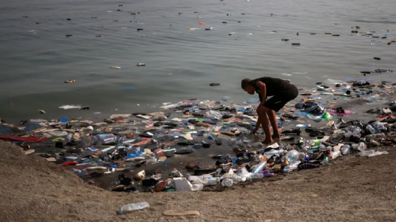 "Sólo quiero que mi hijo vuelva": familiares de migrantes que nadaron a Ceuta esperan su regreso tras dos días de ausencia