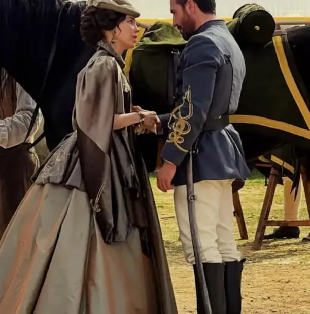 Así luce Belinda y Miguel Ángel Silvestre en la serie "Carlota". Foto: Redes sociales.
