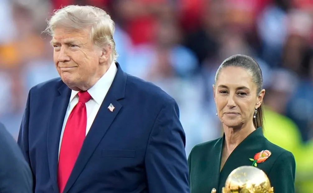 El presidente de Estados Unidos Donald  Trump entrega medallas a los jugadores de la final de Mundial junto a la presidenta de México, Claudia Sheinbaum (19/07/2026). Foto: AP
