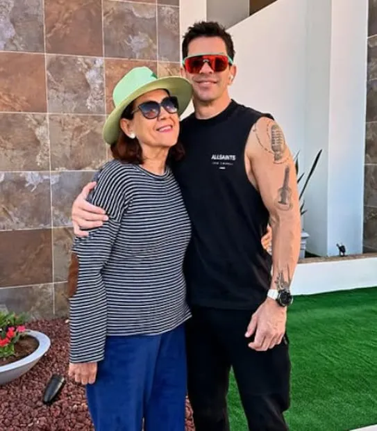 Yahir contó que, aunque su madre aún lo recibe con cariño, el Alzheimer le ha borrado recuerdos como su nombre, su profesión y parte de su historia familiar.
Instagram yahirmusic