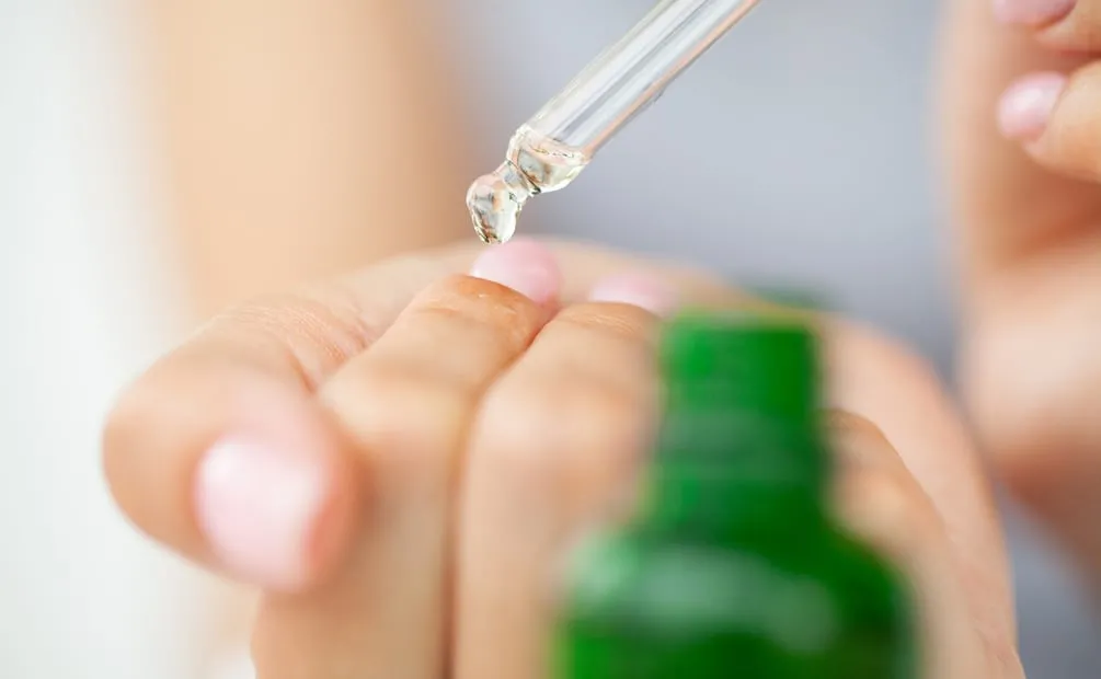 Cómo fortalecer las uñas con aceite de ricino . Foto: Canva