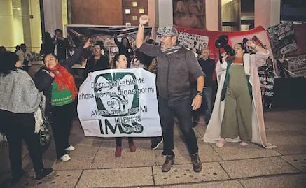 Gobierno: votó 60% en consulta del IMSS; trabajadores: "ganó el no"