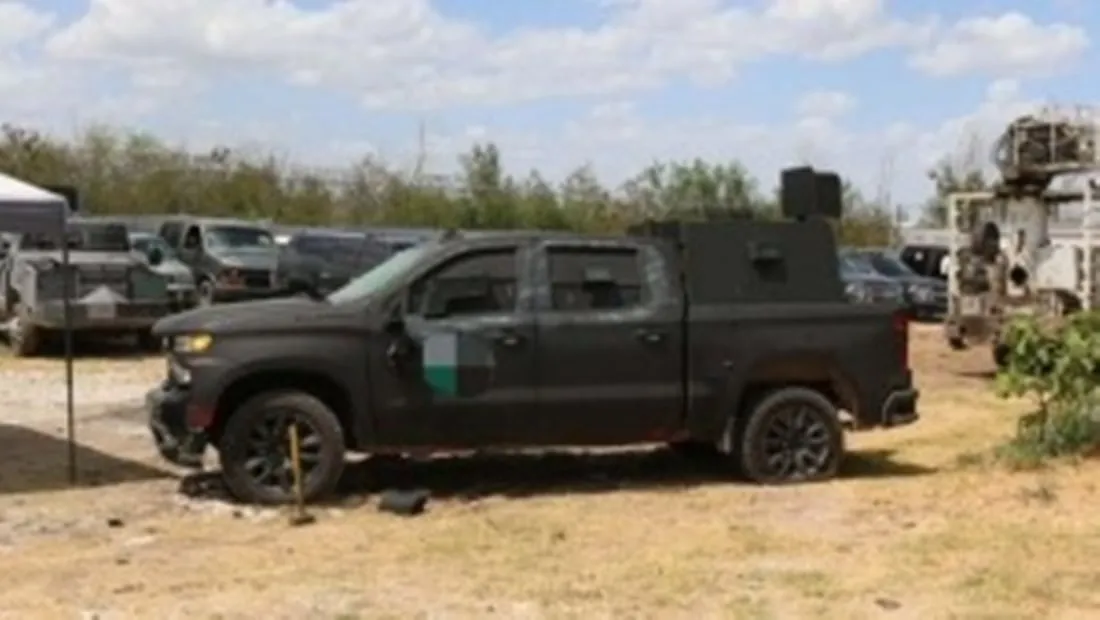 Una pickup negra, blindada, recuperada como parte de la operación Southbound Takedown. Foto: Oficina de la Fiscalía del Distrito Oeste de Texas